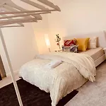 Modern & Luxurious Central Home - Free Parking