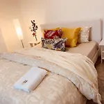 Modern & Luxurious Central Home - Free Parking