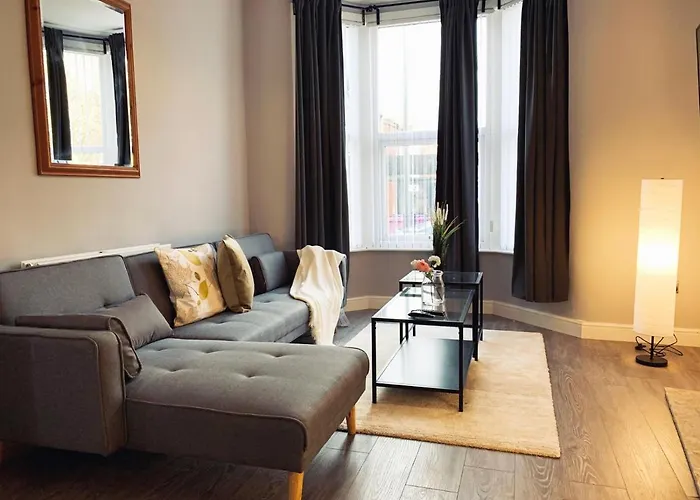 Modern & Luxurious Central Home - Free Parking